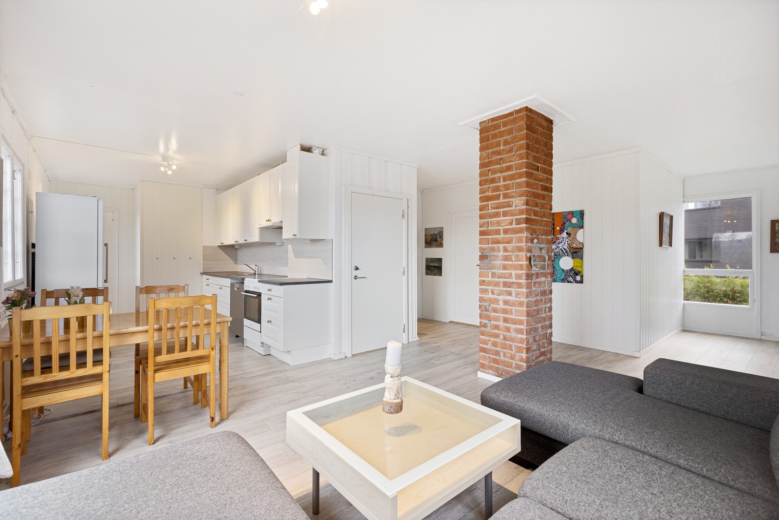 Det er åpen løsning mellom kjøkken og stue. Galleribilde