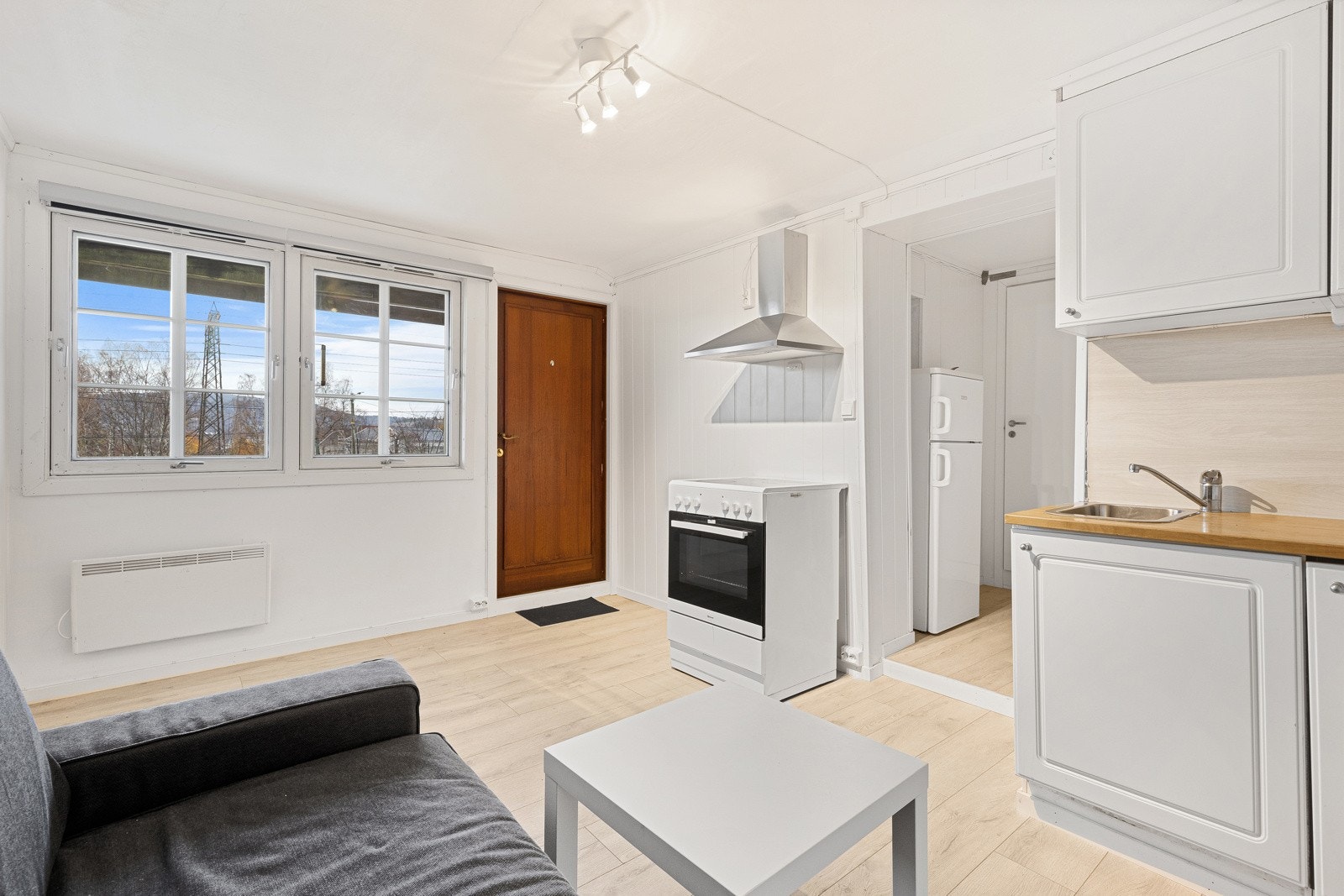 God plass til sofa, lite spisebord og tilhørende møbler. Galleribilde