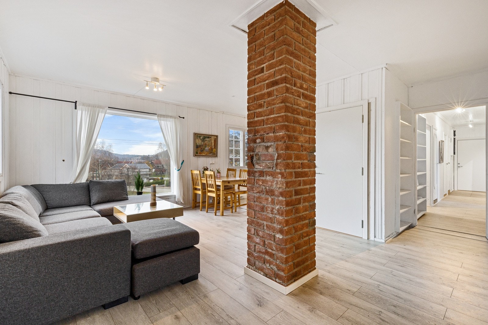 Store vindusflater sørger for rikt med innslipp av naturlig lys. Galleribilde