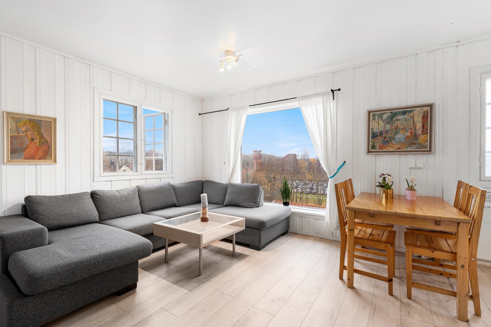 Oppholdsrommet er lyst og romslig med flere innredningsmuligheter. Det er bla. plass til hjørnesofa, stort spisebord og tilhørende møbler. Galleribilde