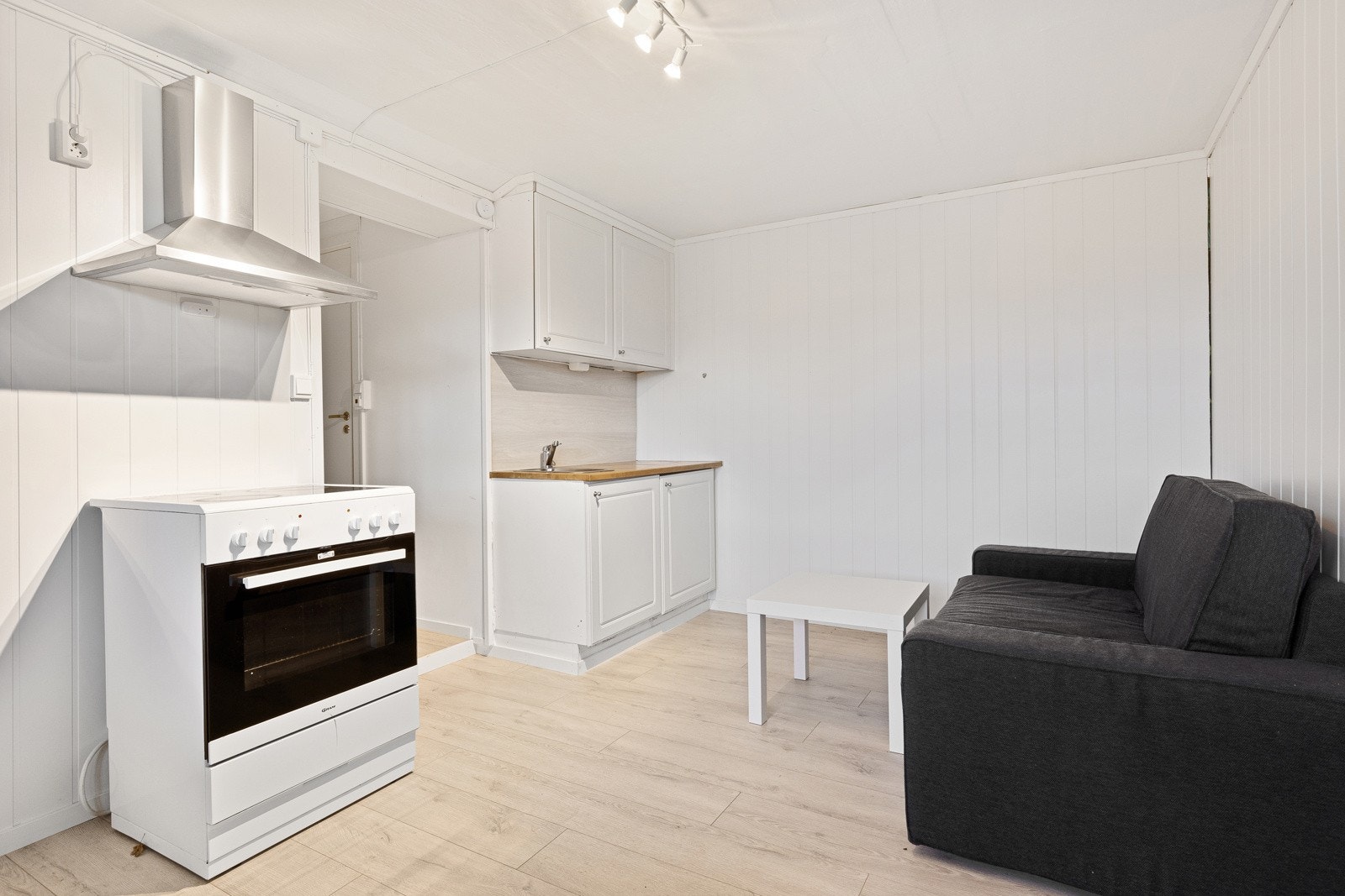 Praktikantdel med egen inngang, kjøkken, oppholdsrom og bad. Galleribilde