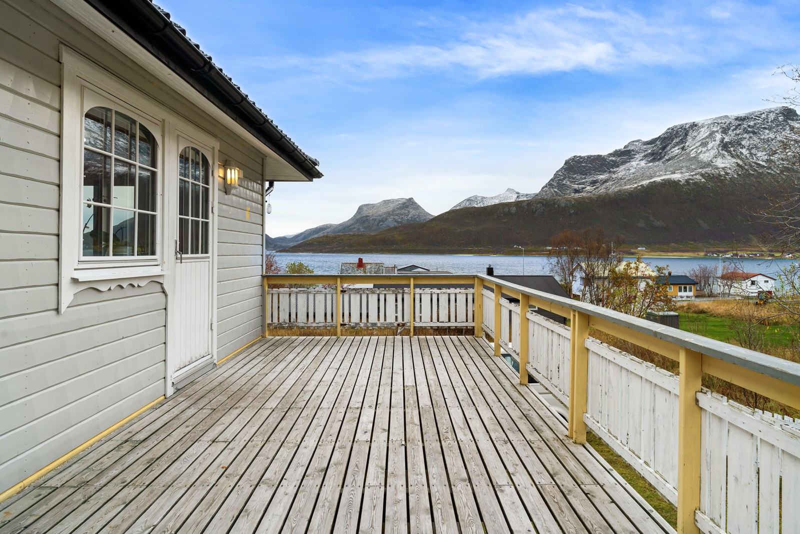 Fra stue/spisestue er det utgang til veranda.