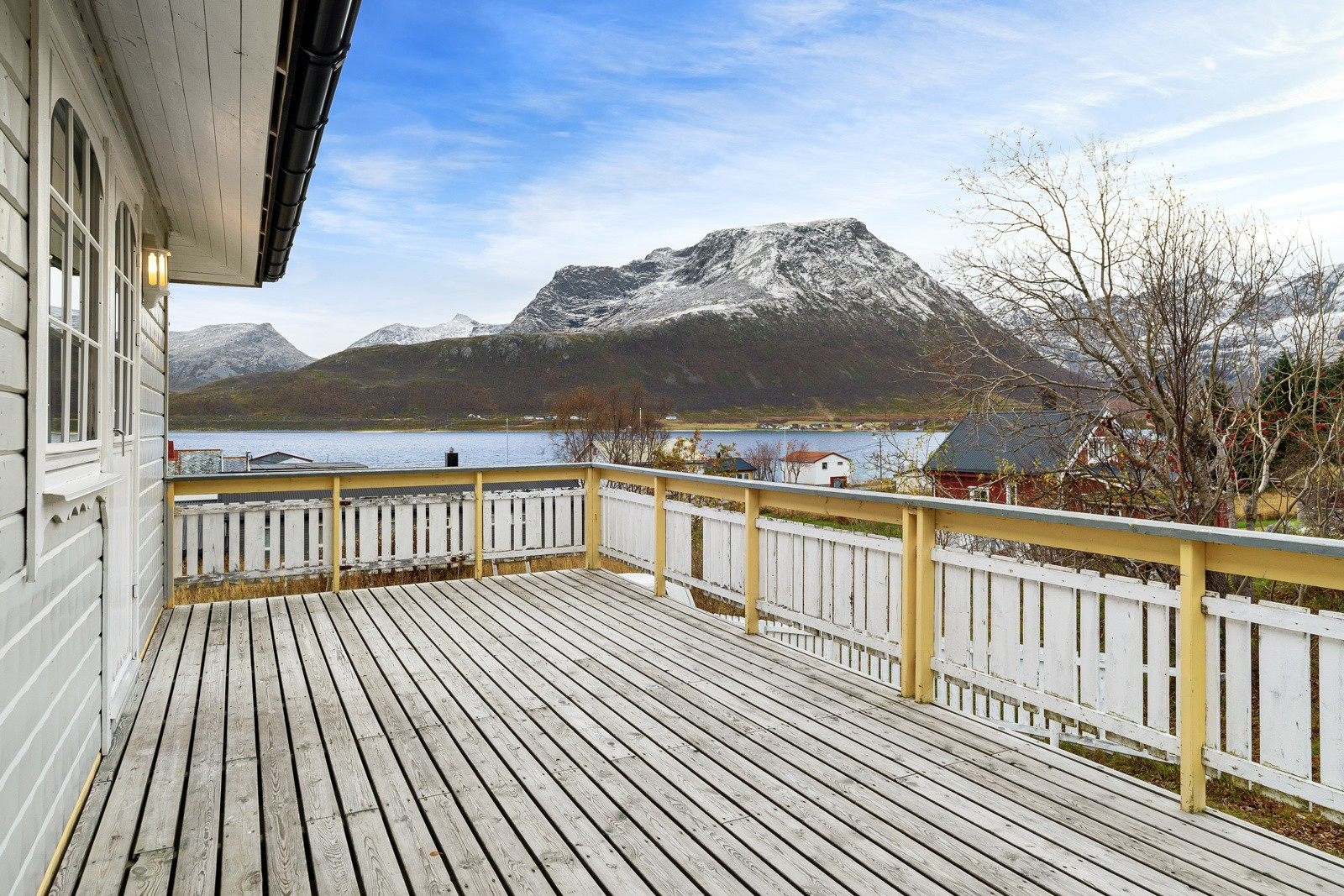 Fin veranda med direkte tilknytting til hage og natur