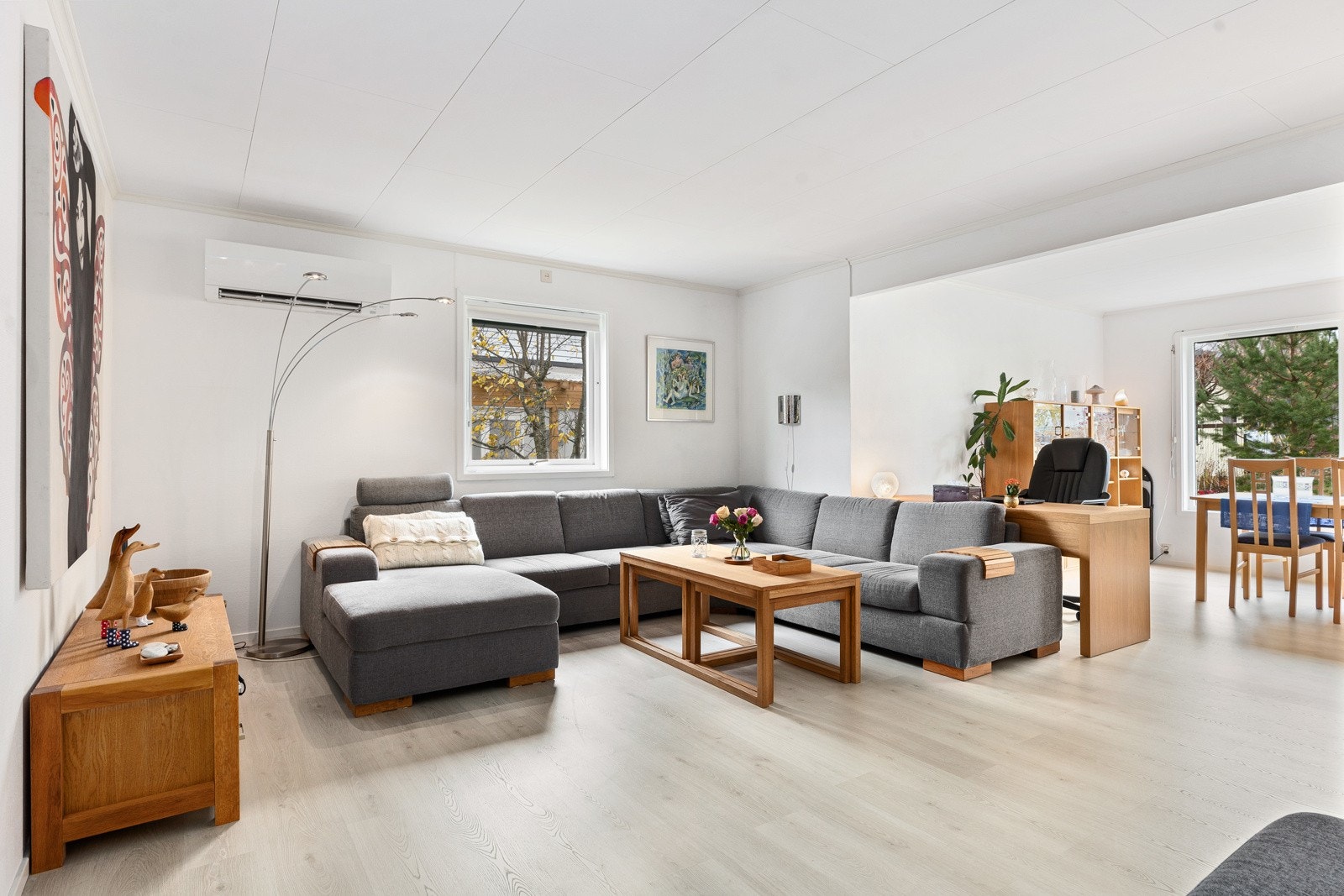 Utenfor kjøkkenet har boligen en stor og deilig stue, naturlig delt i to soner som gir rikelig med plass til sofahjørne, tv-møblement og langbord. Galleribilde