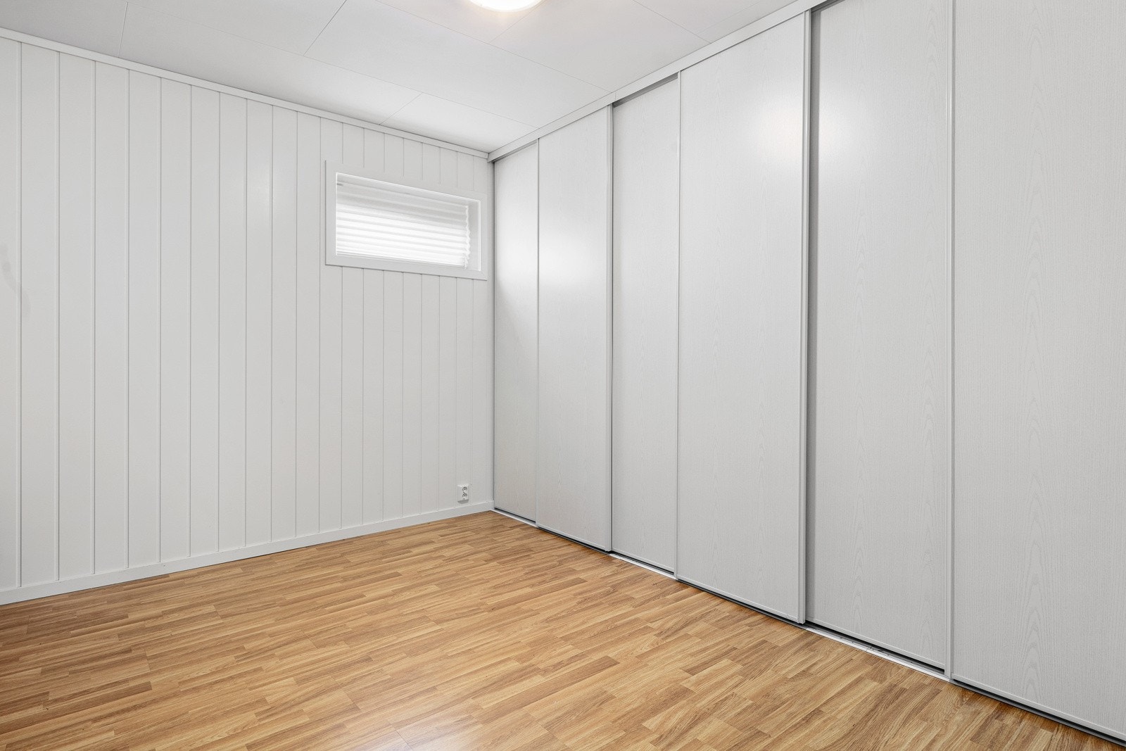 I kjelleren har boligen et innredet rom og et garderoberom, begge med gulvvarme. Galleribilde