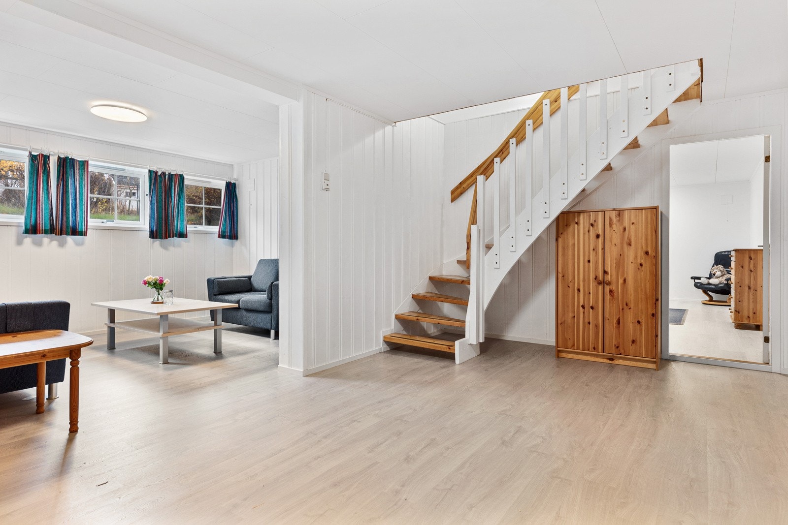 Som et godt supplement til stuen har boligen også en todelt kjellerstue. Galleribilde