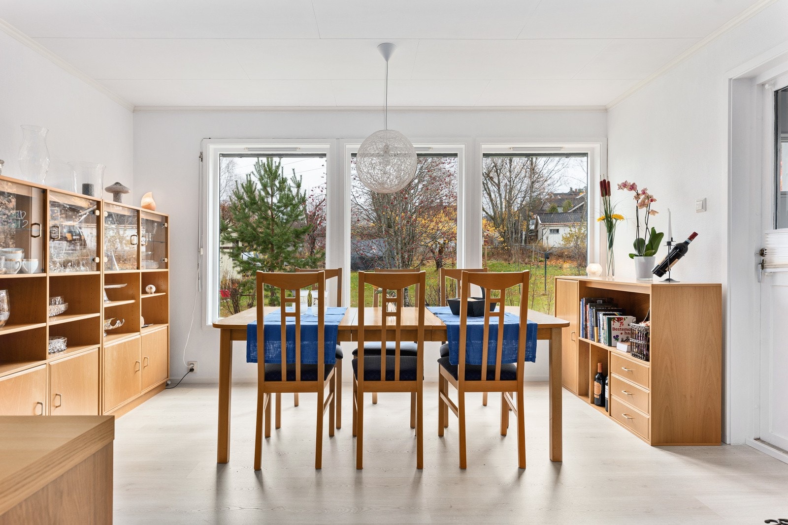 Det luftige oppholdsrommet har ellers fine vindusløsninger som gir god kontakt med utearealet og utgang til to solrike uteplasser. Galleribilde