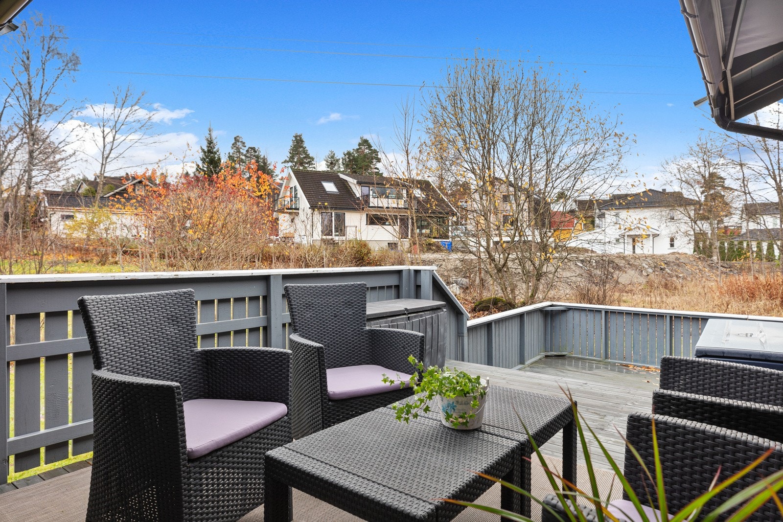 Ved overbygget er det et høytsittende vindu, utelys, plass til grill og to godstoler. Galleribilde