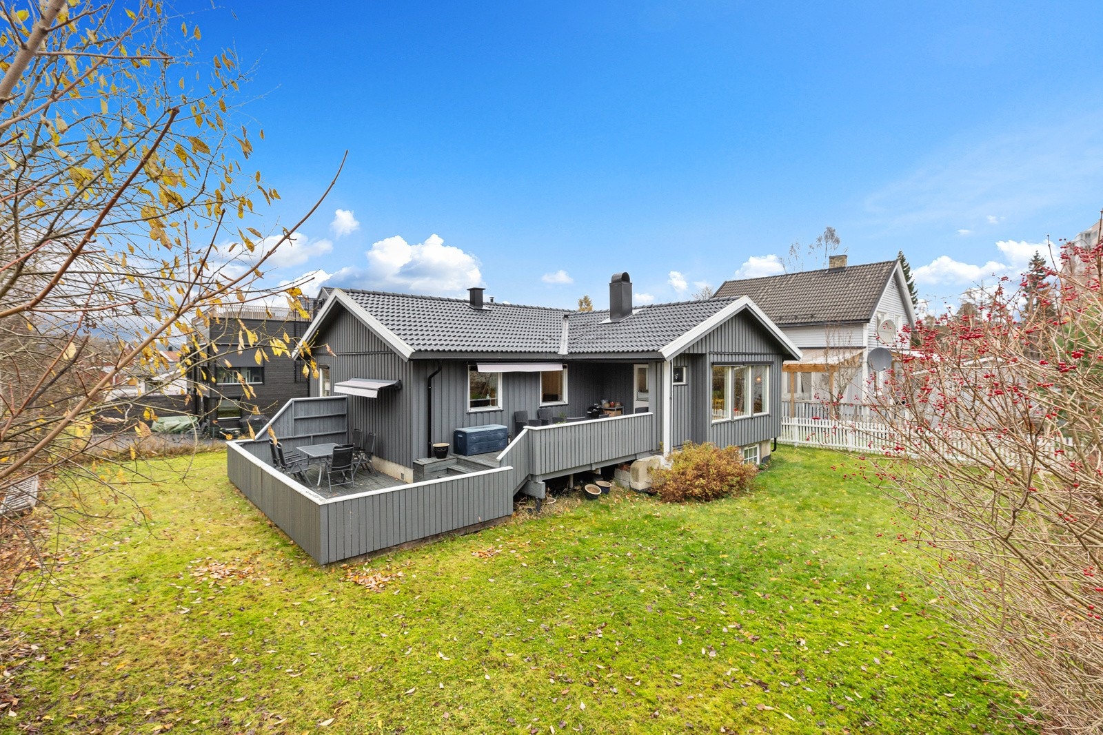 Kurlandsveien 35 B er en pen og godt vedlikeholdt enebolig over ett plan, pluss fullt innredet kjeller. Galleribilde