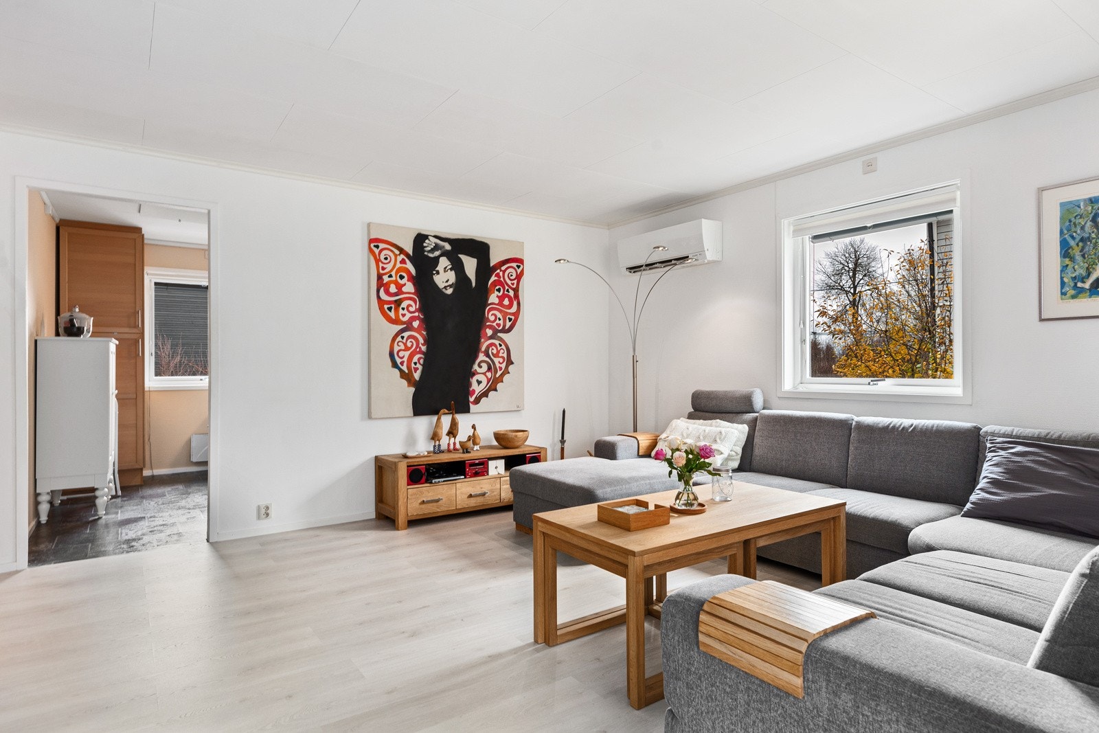 I sofadelen er én vegg malt i dempet grått og her er det også varmepumpe. Galleribilde