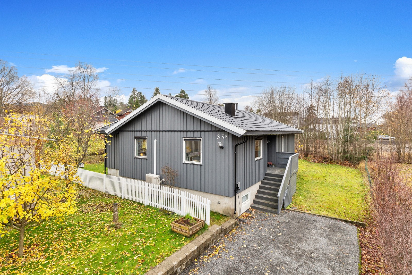 Tomten er delvis inngjerdet og pent opparbeidet med stor, gruslagt gårdsplass og en hyggelig hage med god plass til lek. Galleribilde