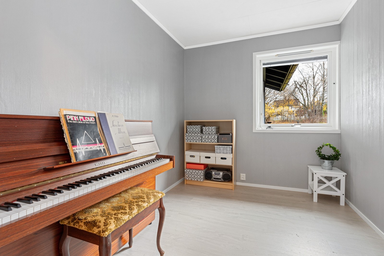 I hovedetasjen har boligen tre gode soverom, hvorav ett har Pergo laminatgulv fra 2021. Galleribilde