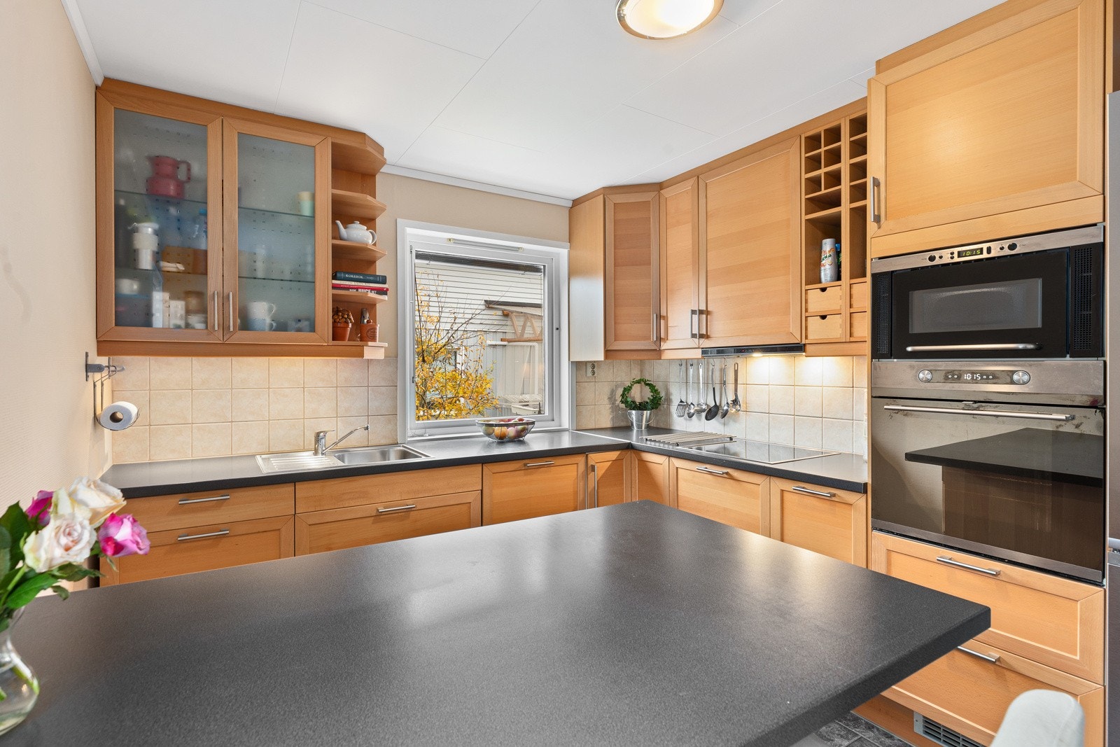 Selve kjøkkeninnredningen er fra 2009 og har god oppbevaringsplass til kjøkkenutstyret. Den har takhøye skap, profilerte fronter i heltre/finér og to vitrinedører med frostet glass. Galleribilde