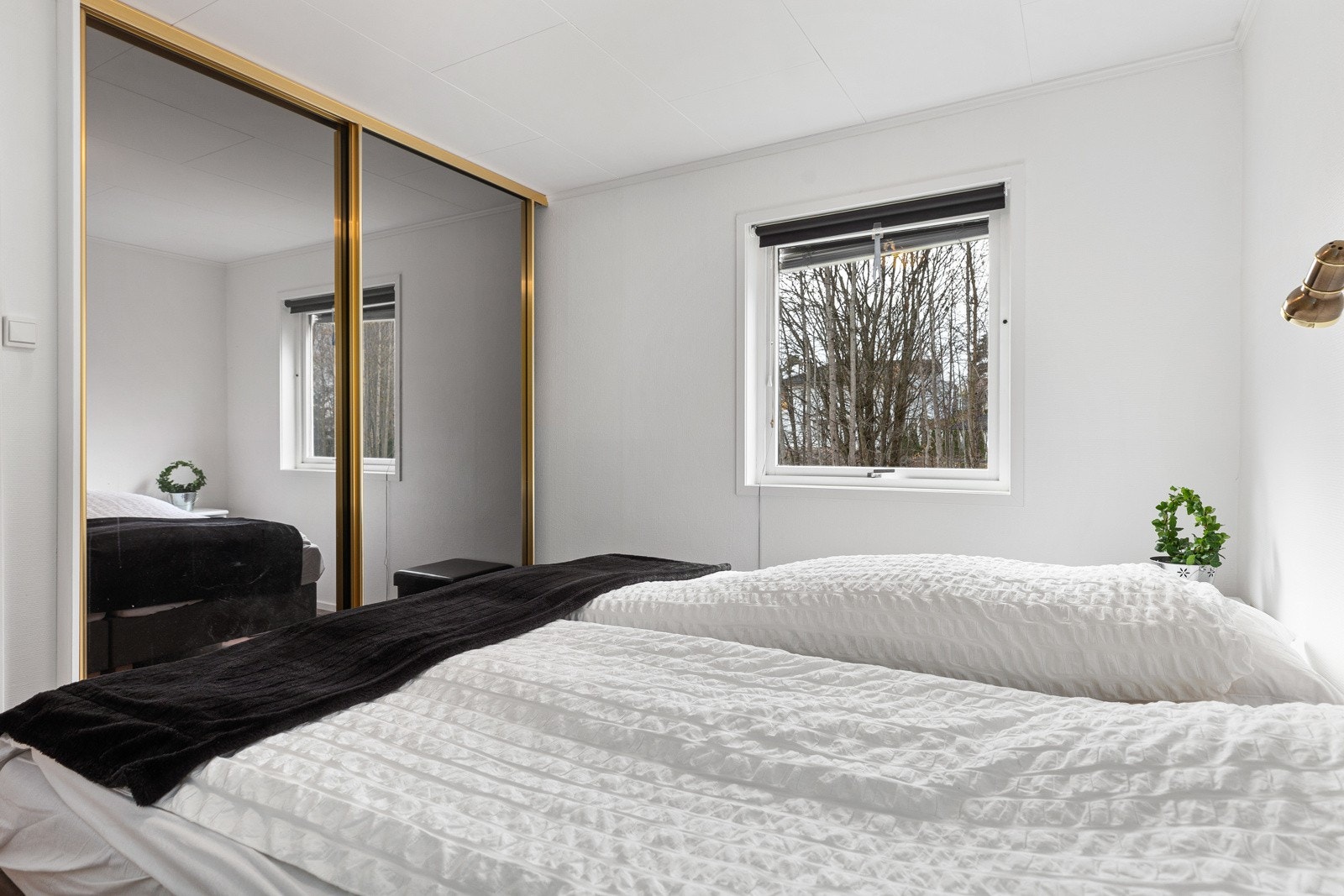 Hovedsoverommet har skyvedørsgarderobe med fronter i glass. Galleribilde