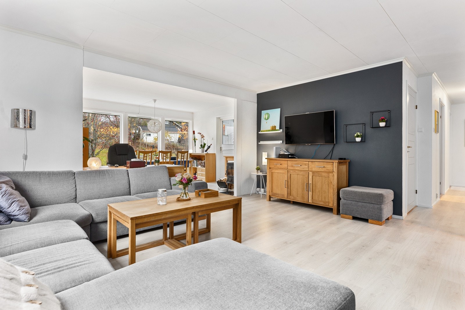 Hele rommet har glatte, hvitmalte vegger og enstavs, Pergo laminatgulv som var nytt i 2021. Galleribilde