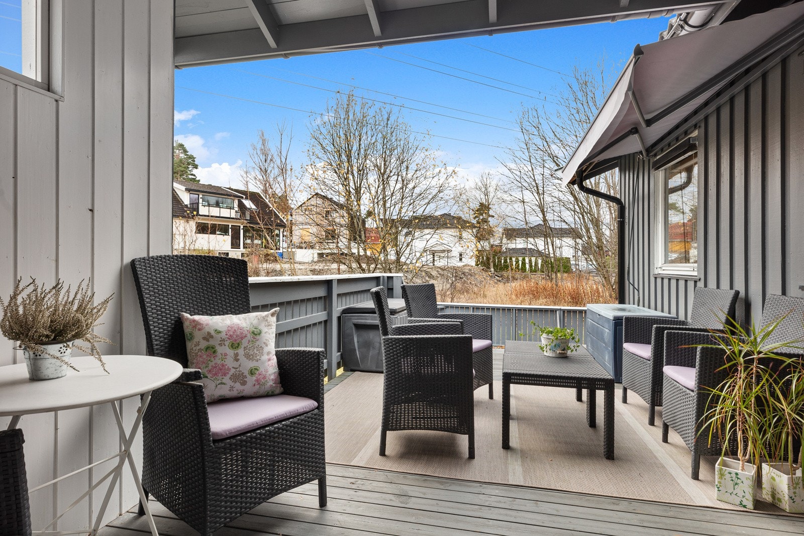 Boligen har også to herlige uteplasser med god plass for grilling, bespisning og avslapping. Galleribilde
