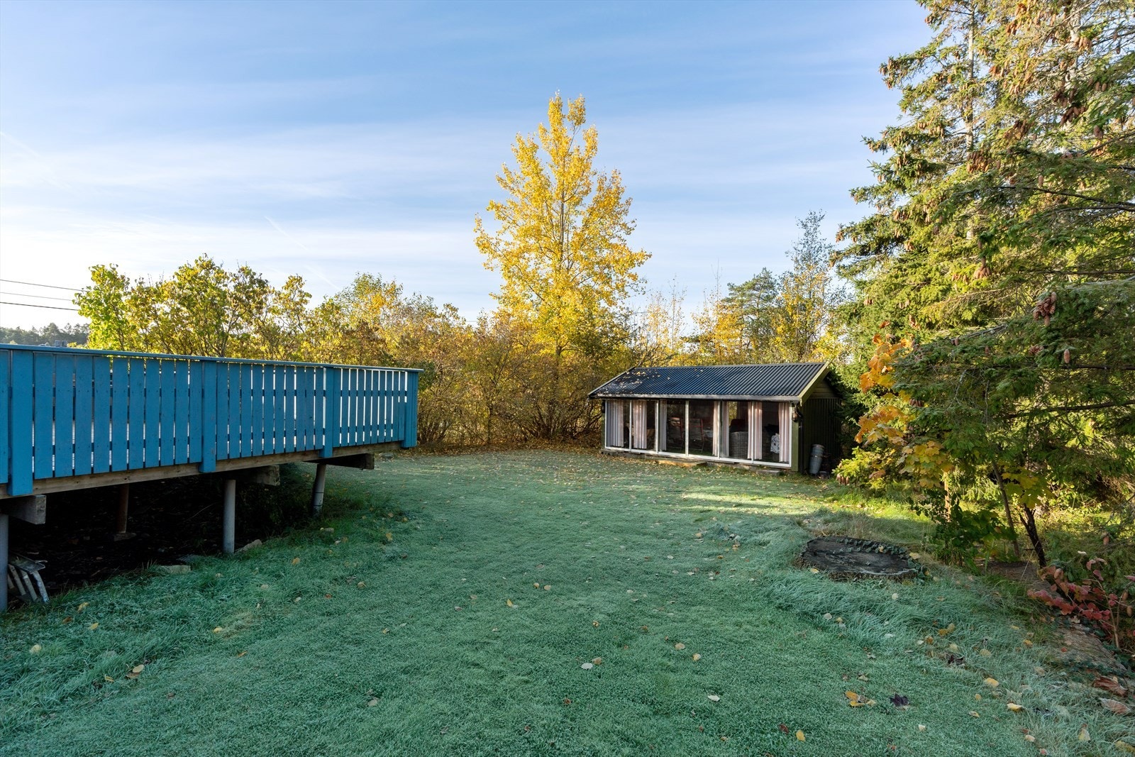 Det er direkte adkomst fra terrassen til den solrike og usjenerte hagen. Galleribilde