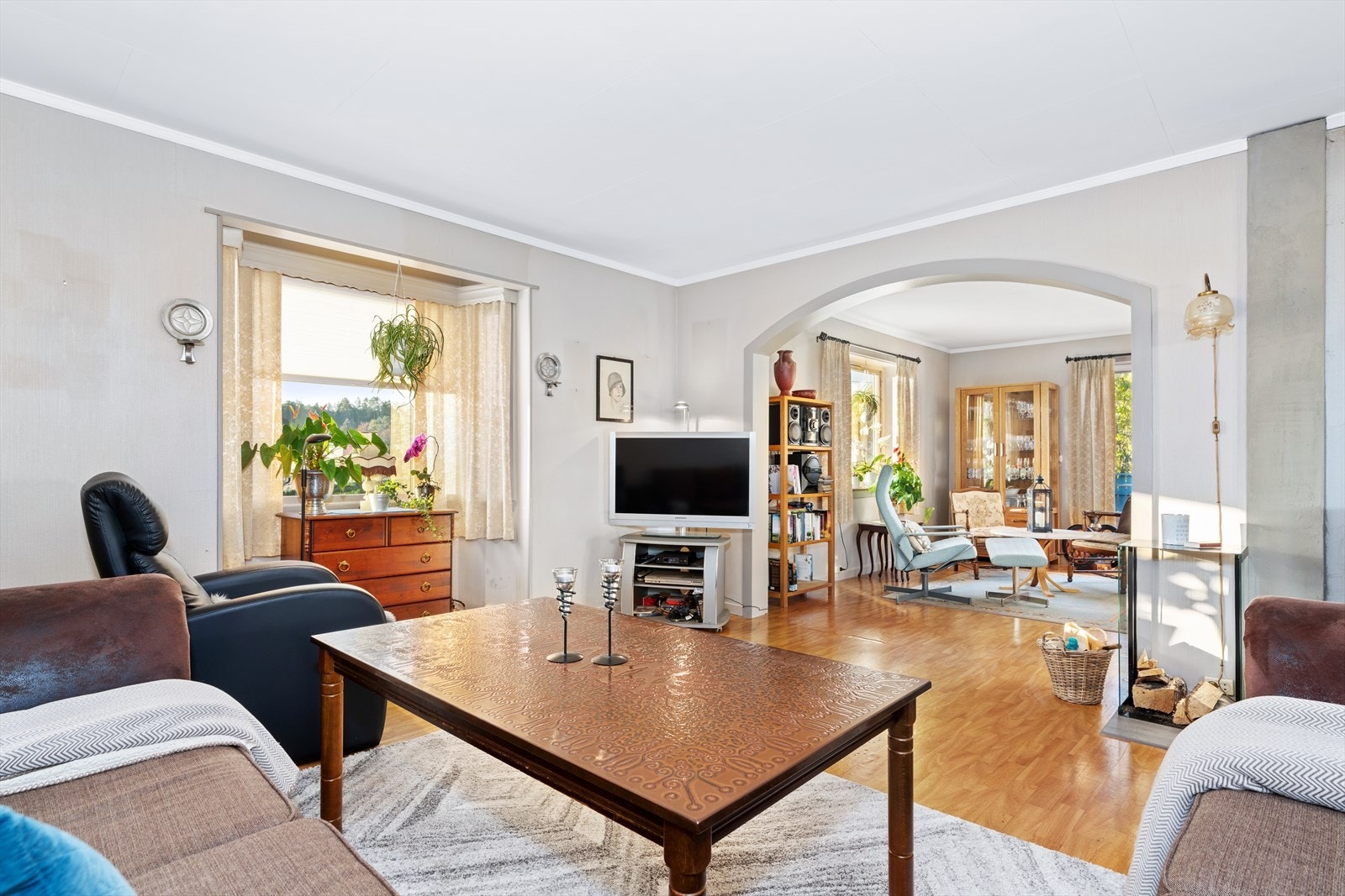 Stuen oppleves som et sosialt rom, åpent rom og boligens naturlige samlingspunkt. Galleribilde