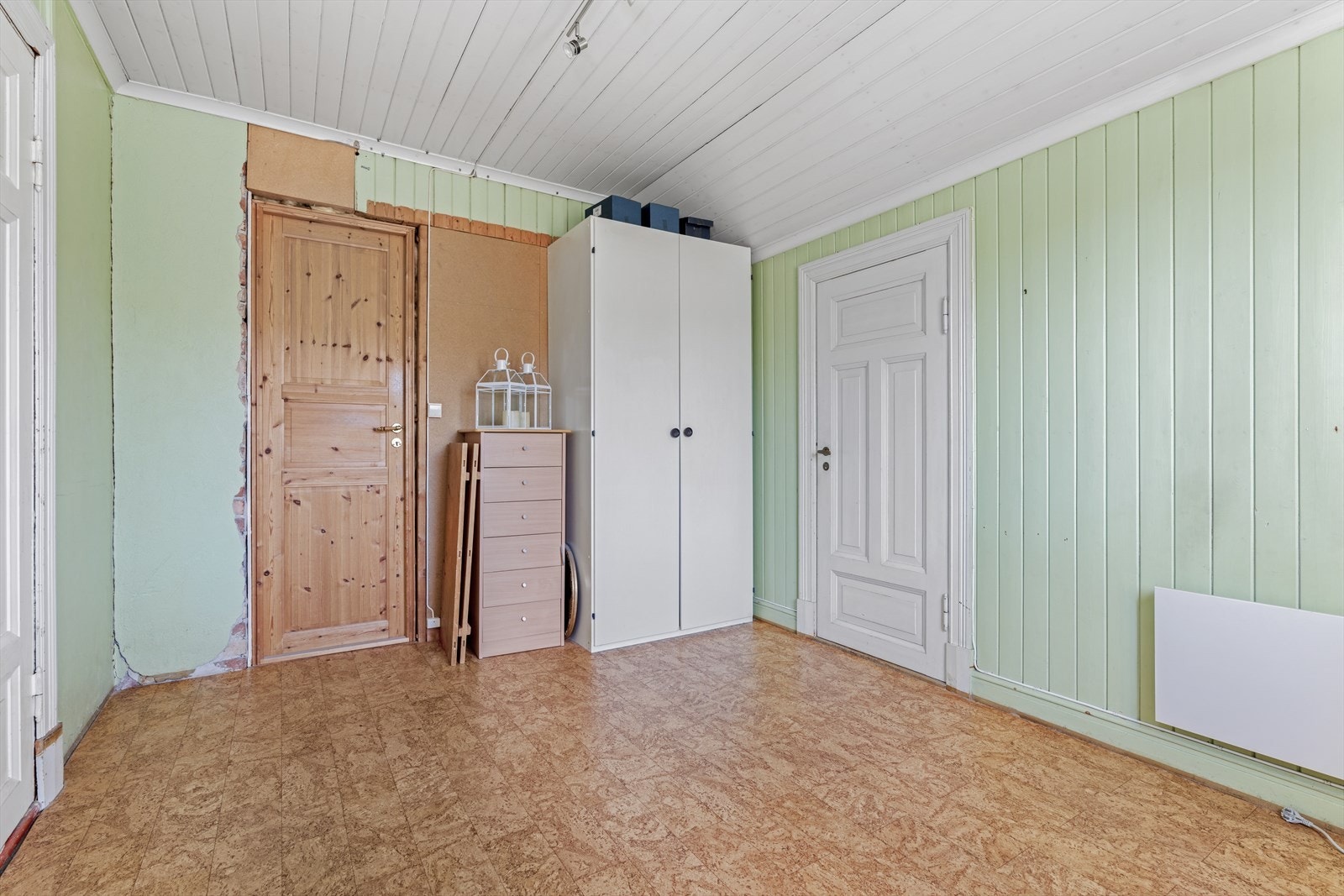 Soverommene har ulike garderobeløsninger og et av rommene har tilgang til boligens innvendige bod/kott. Galleribilde