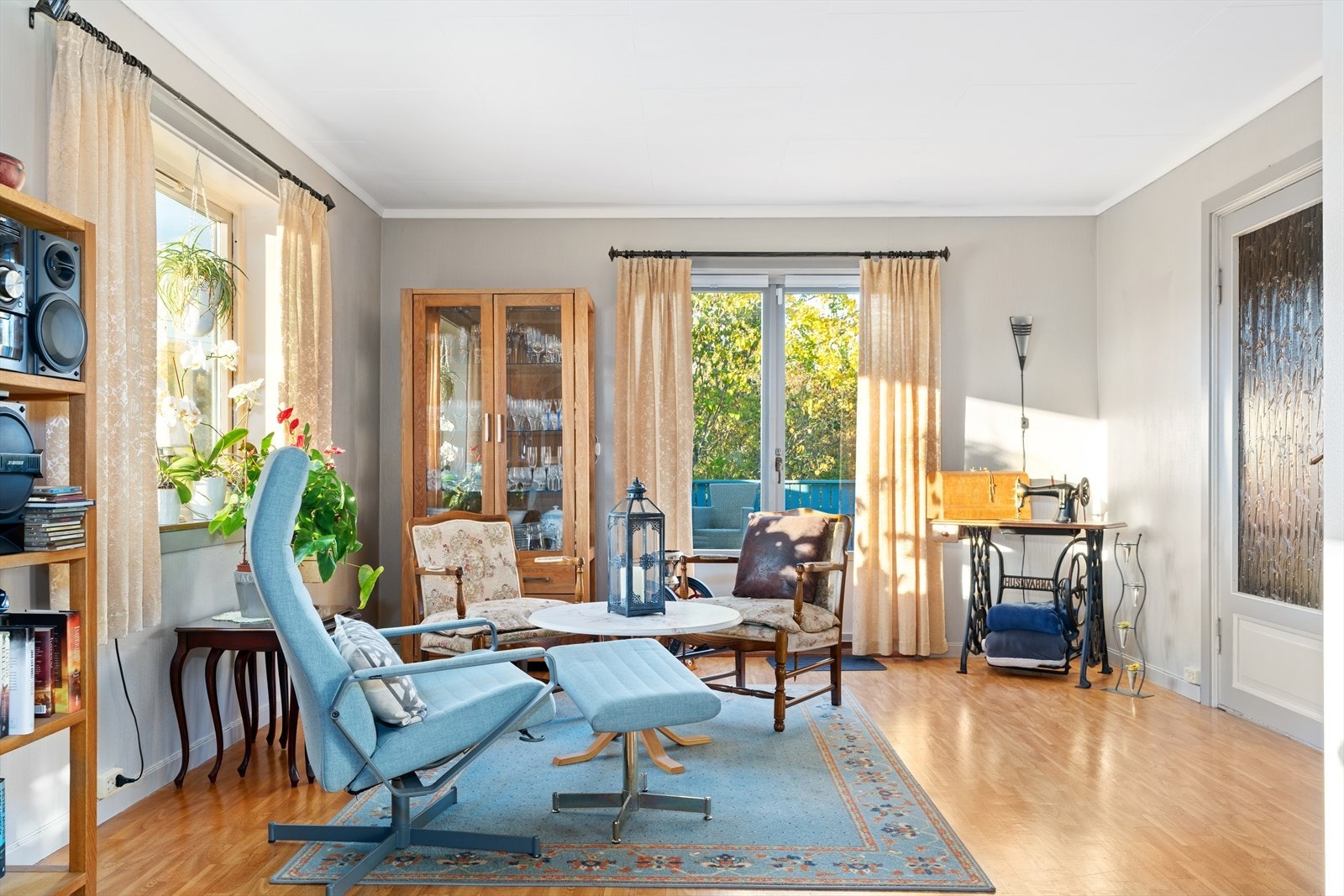 I stuen er det både plass til en stor spisestue, sofagruppe og lese/tv-avdeling. Galleribilde