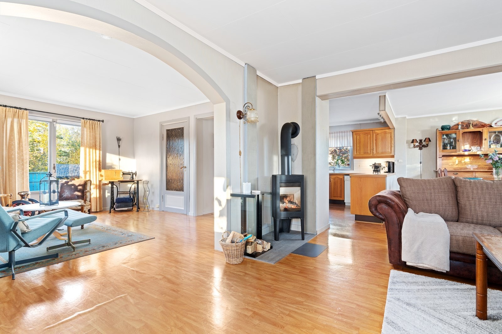 Stuen har en peisovn som bidrar til varme og kos på kjølige kvelder. Galleribilde