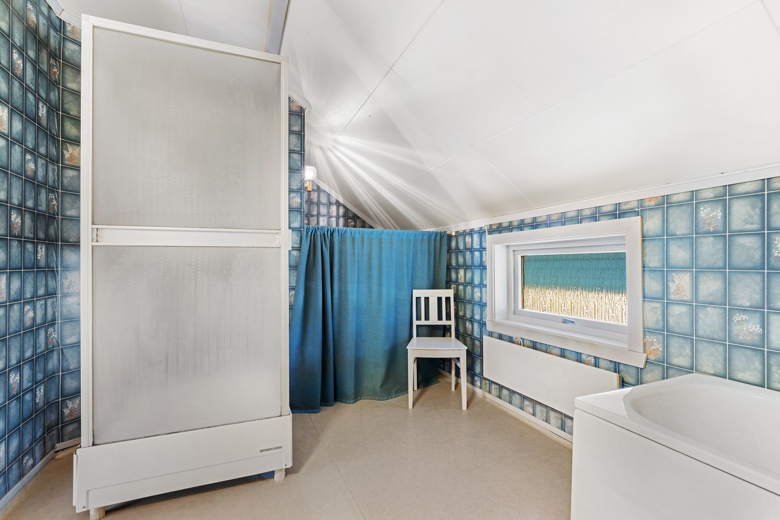 Badet har både et dusjkabinett og et badekar. Galleribilde