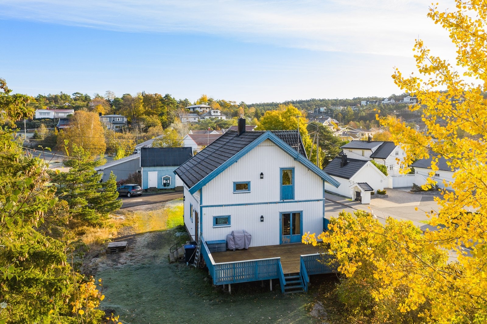 Eiendommen har fin, solrik beliggenhet i et barnevennlig og attraktivt boligområde på Slevik. Galleribilde