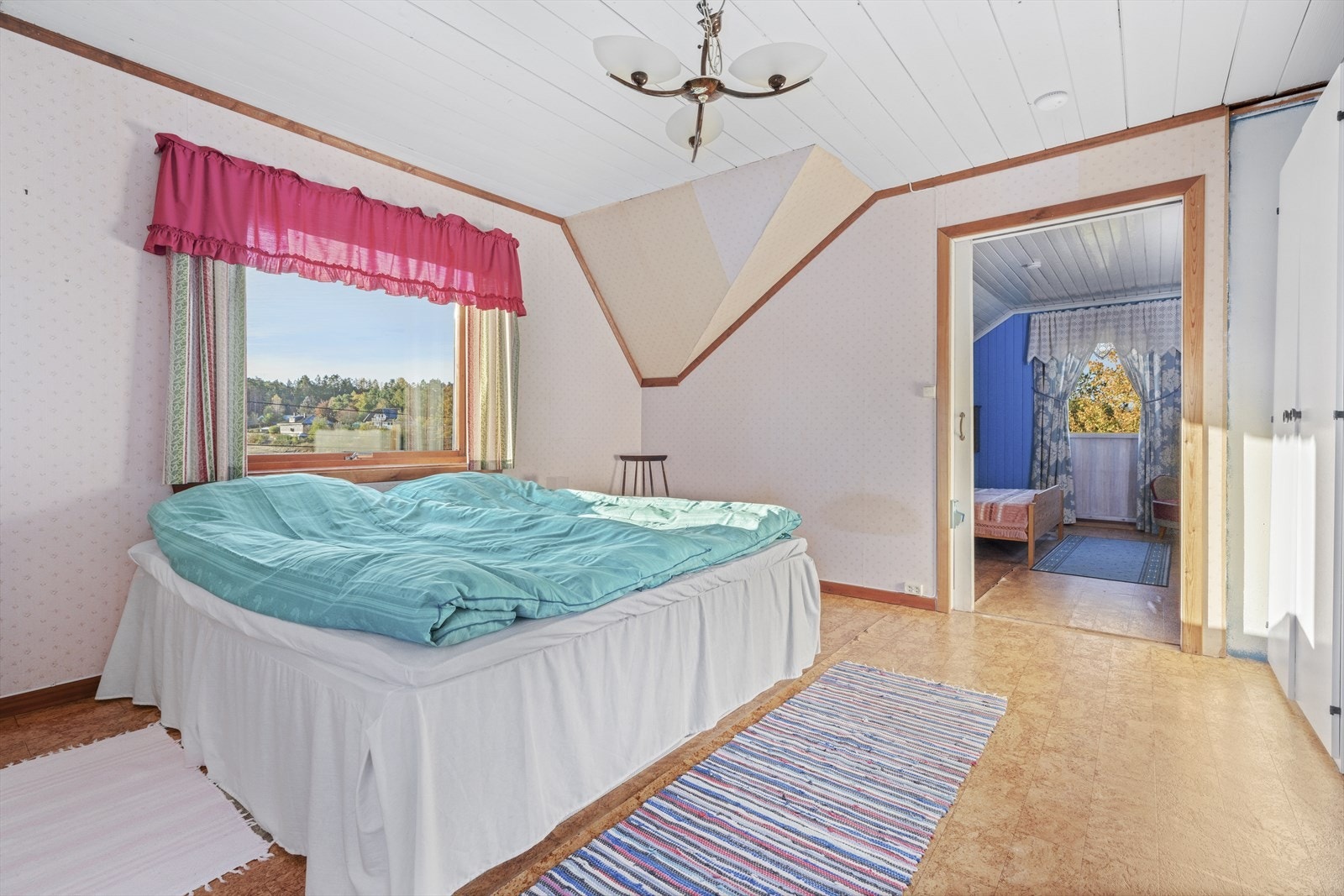 Barnevennlig planløsning med alle soverommene på samme plan (2. etasje). Galleribilde