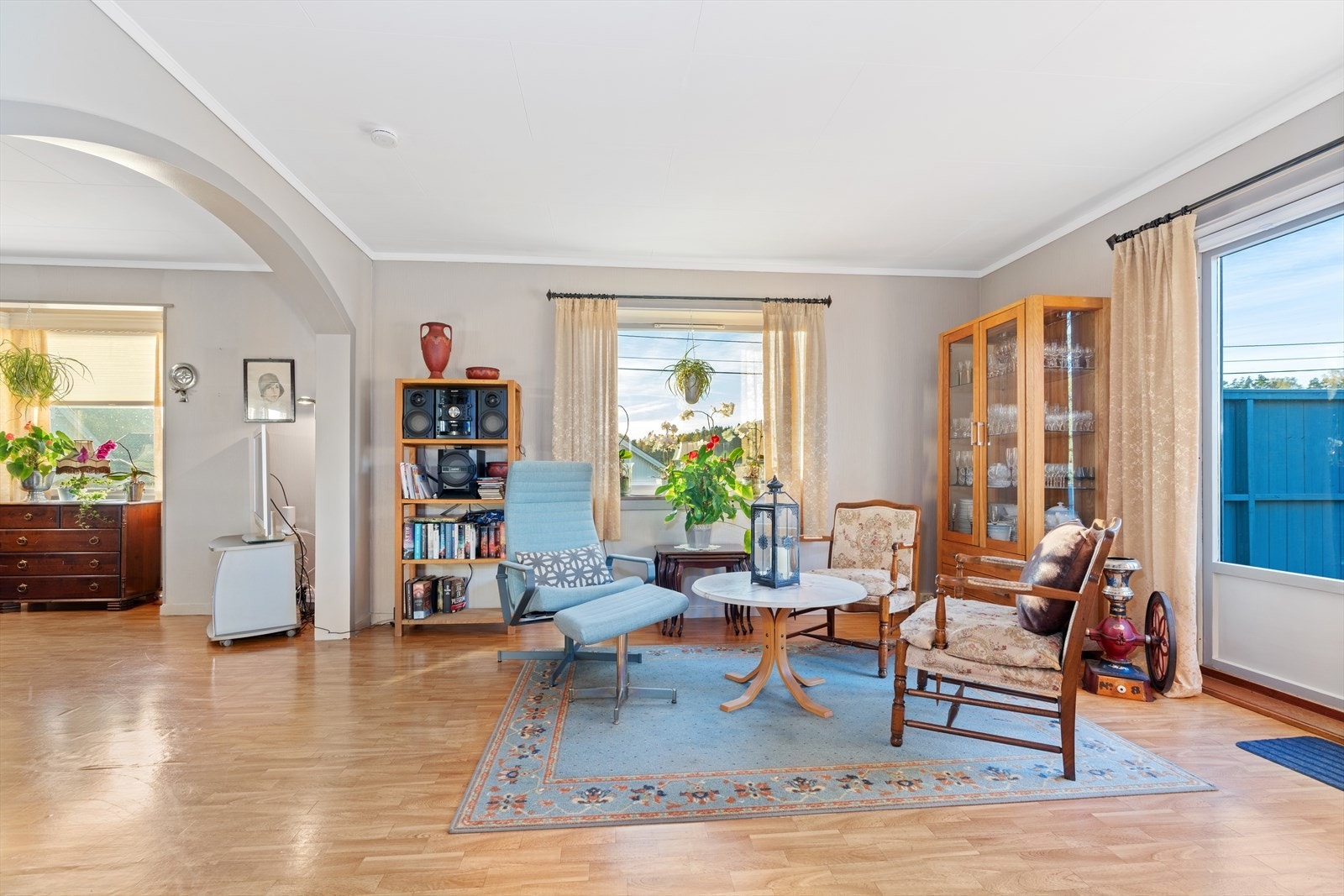 Vindusflatene i flere retninger slipper inn godt med dagslys. Galleribilde