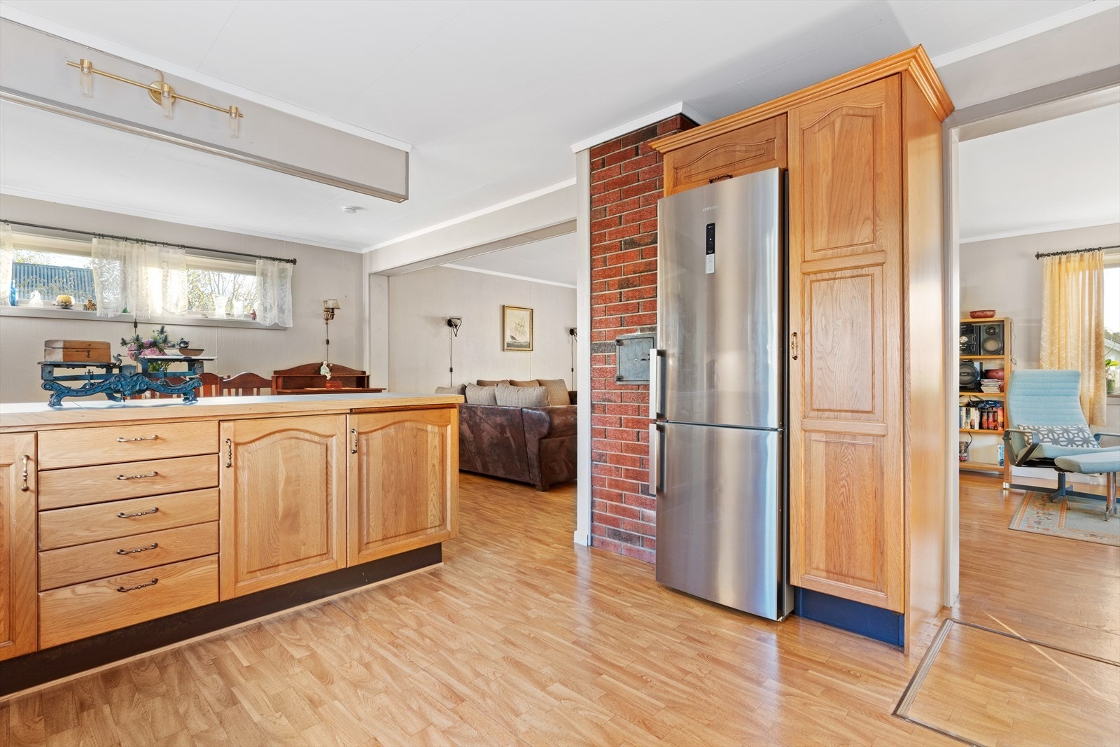 Hvitevarer som oppvaskmaskin, komfyr og kjøleskap medfølger salget. Galleribilde