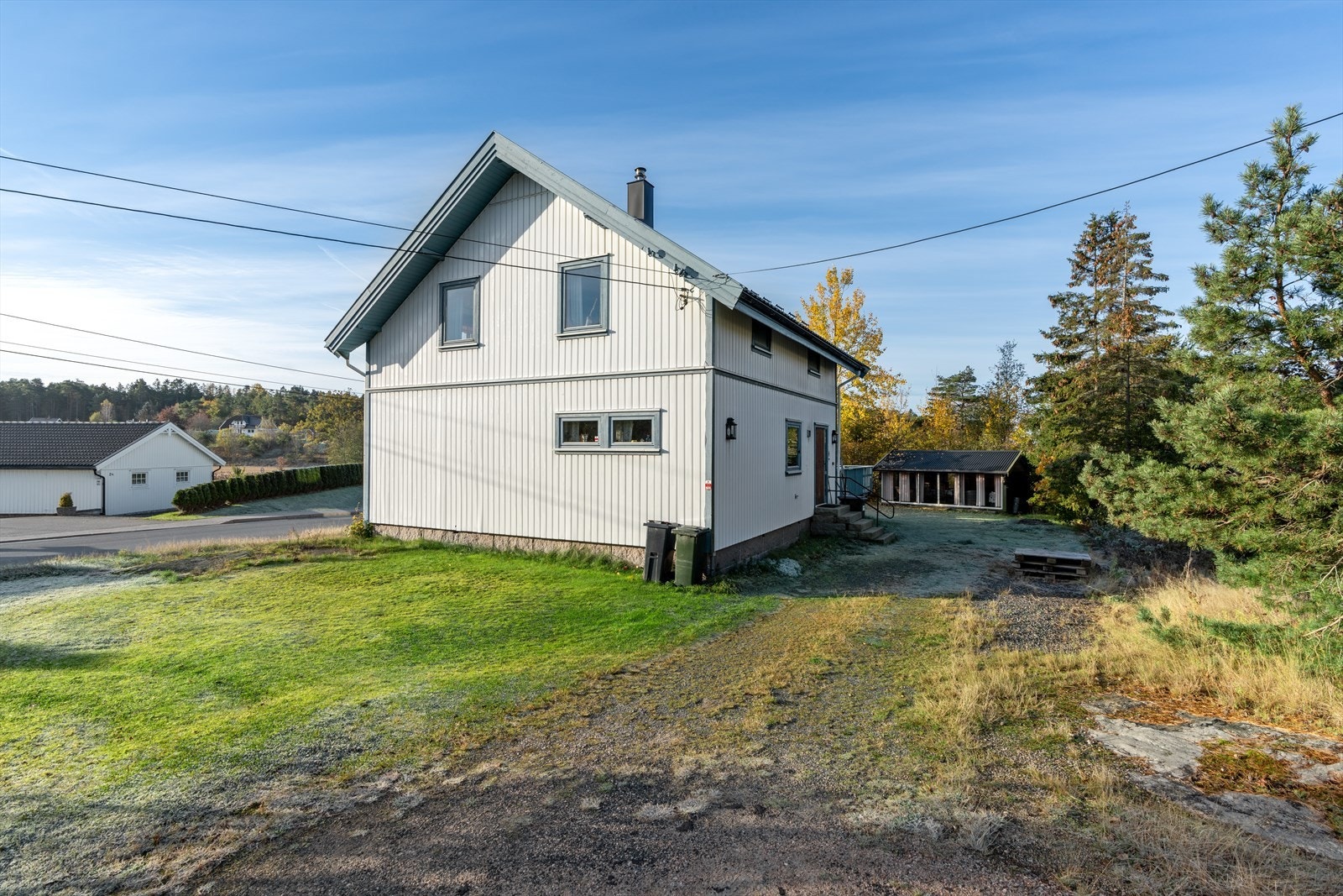 Parkering på gruset gårdsplass/asfaltert adkomst. Galleribilde