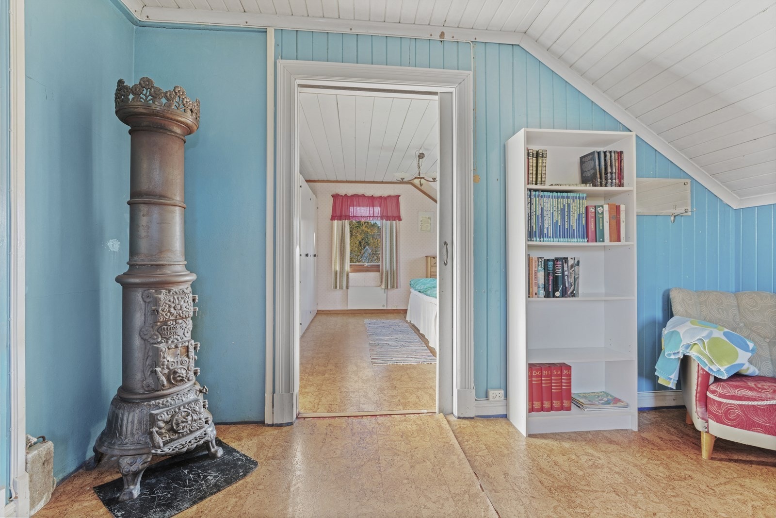 Et av soverommene har en gammel etasjeovn, men denne er utkoblet/ikke i bruk. Galleribilde