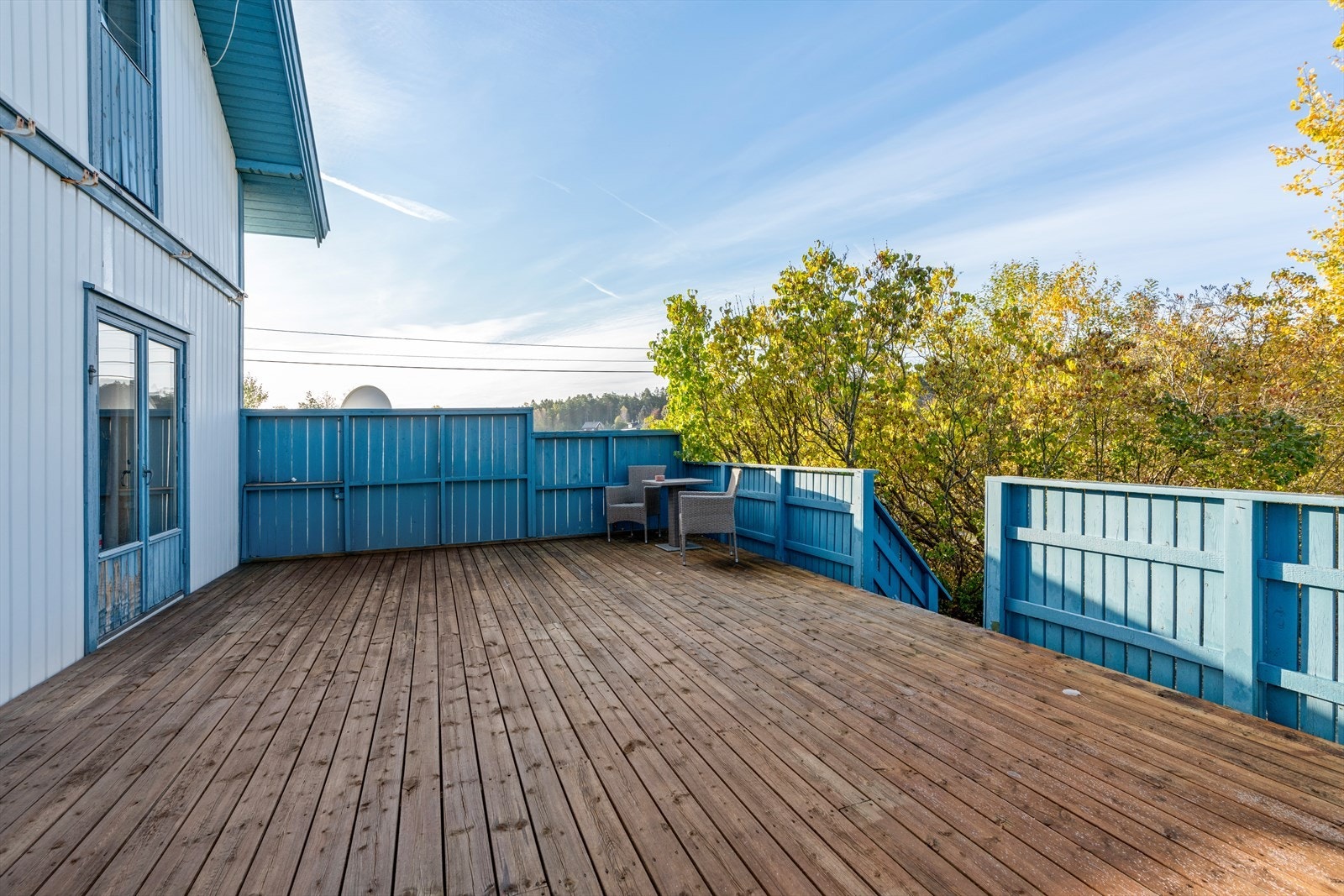 Utgang fra stuen i 1. etasje til boligens 40 kvm store terrasse. Galleribilde