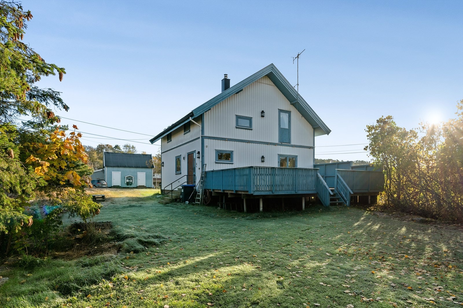 Eiendommen har en stor tomt på 1082 m², her er det godt med boltreplass. Galleribilde