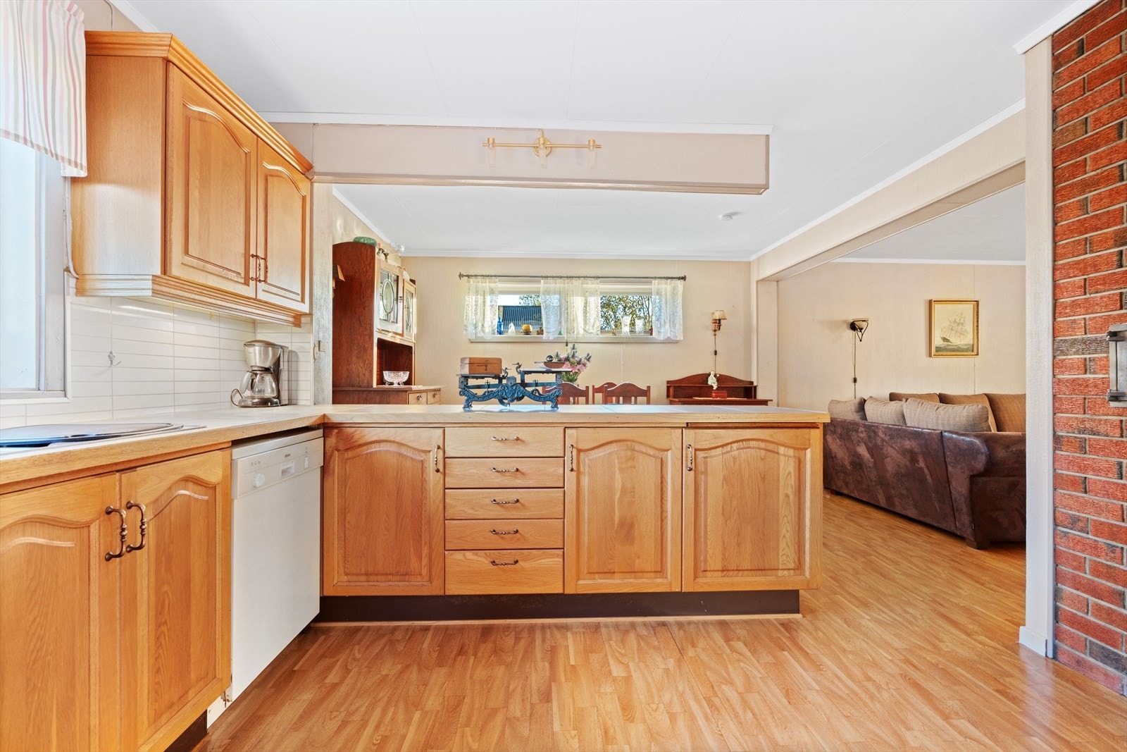 Åpningen mot spisestuen bidrar til en sosial atmosfære for den som lager mat og familien/gjestene. Galleribilde