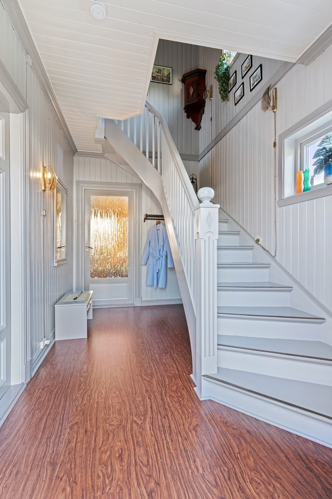 Man kommer inn i en romslig entré med plass til å henge fra seg ytterklær. Trapp opp til 2. etasje. Galleribilde