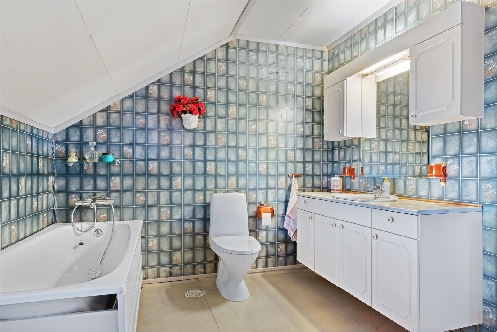 Boligen har et eldre bad i 2. etasje. Galleribilde