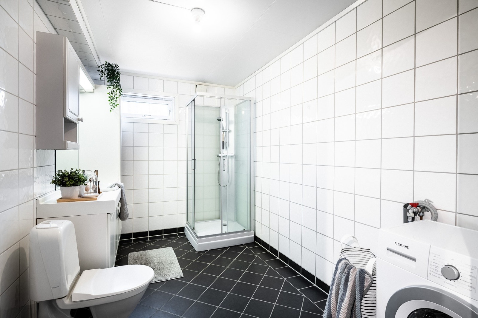 Romslig baderom med moderne innredning. Galleribilde