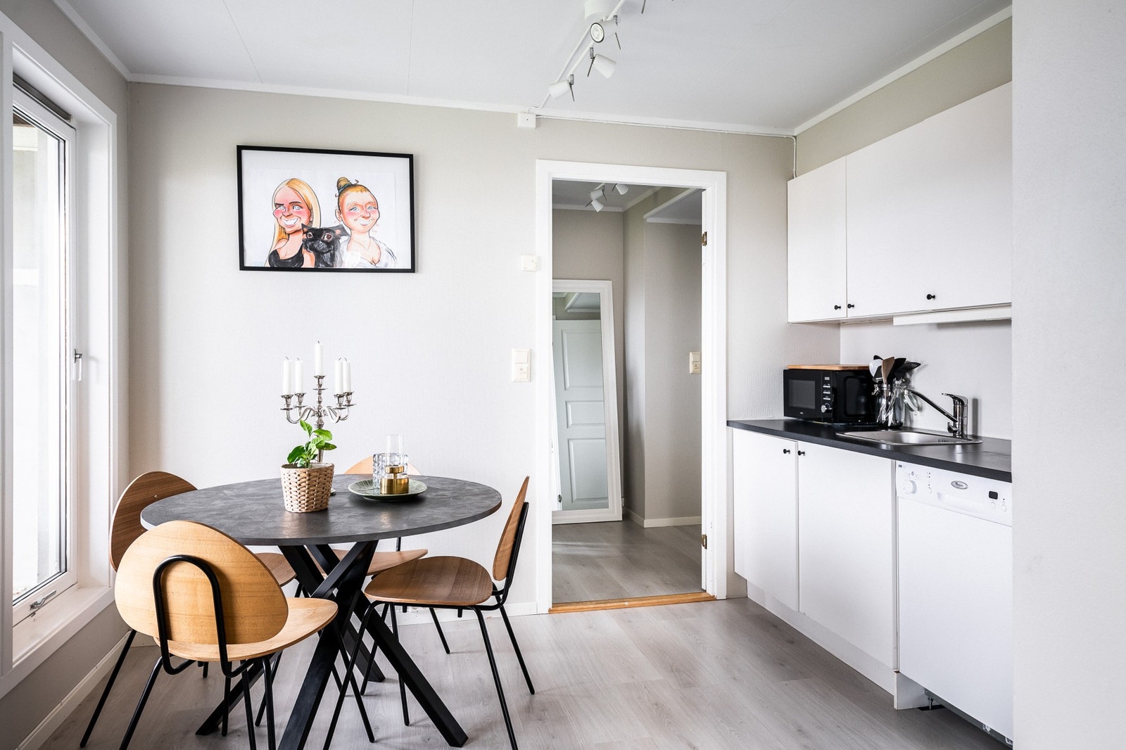 Praktisk kjøkkeninnredning med enkel adkomst fra entrè/hall og sosial løsning mot stuen Galleribilde
