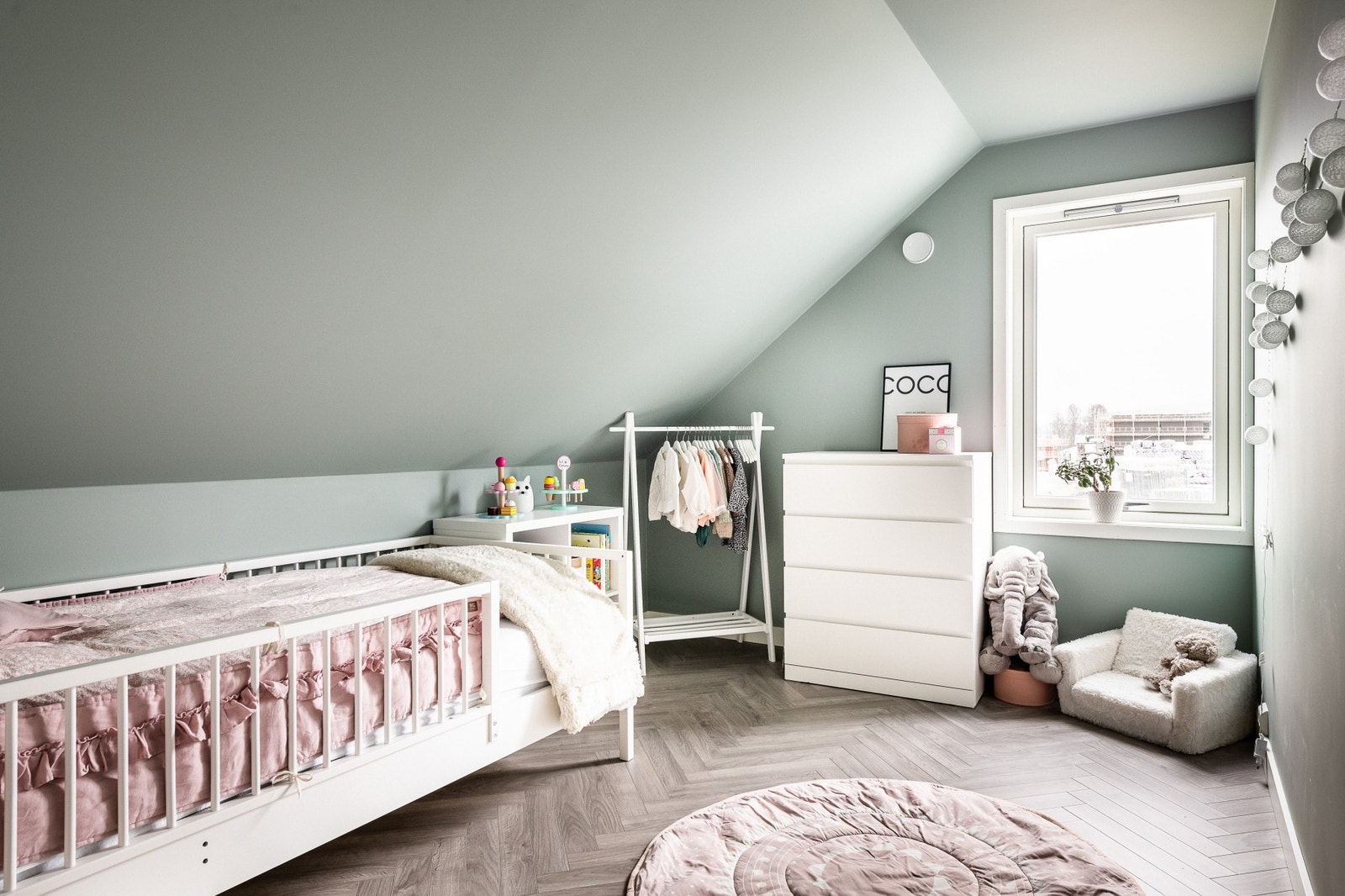 Herlig barnerom med god tumleplass. Galleribilde
