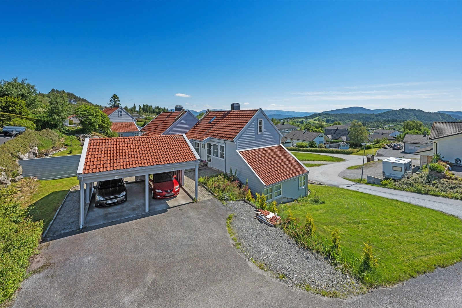 Carport ved inngangsparti Galleribilde