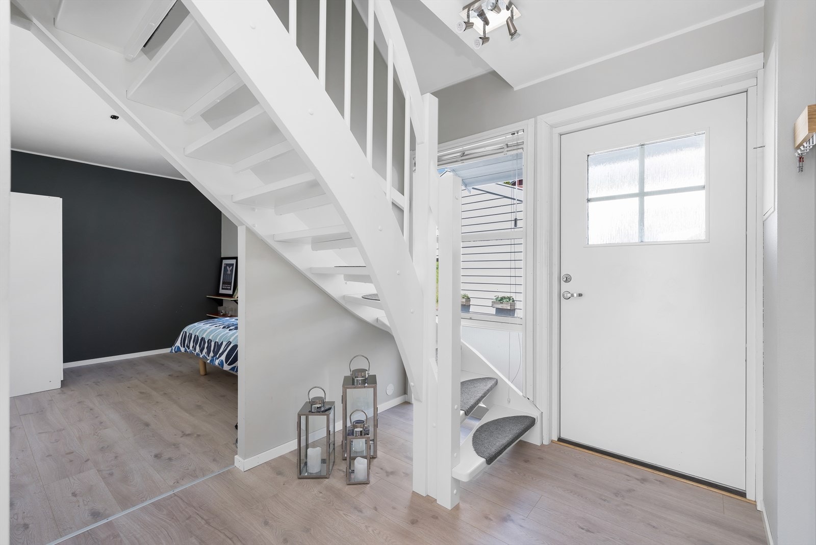 Gang og trapp til loftsetg. Galleribilde