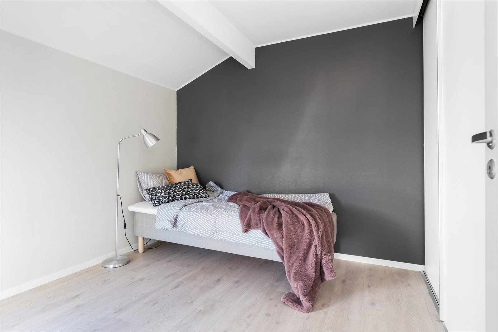 Soverom med skyvedørsgarderobe Galleribilde