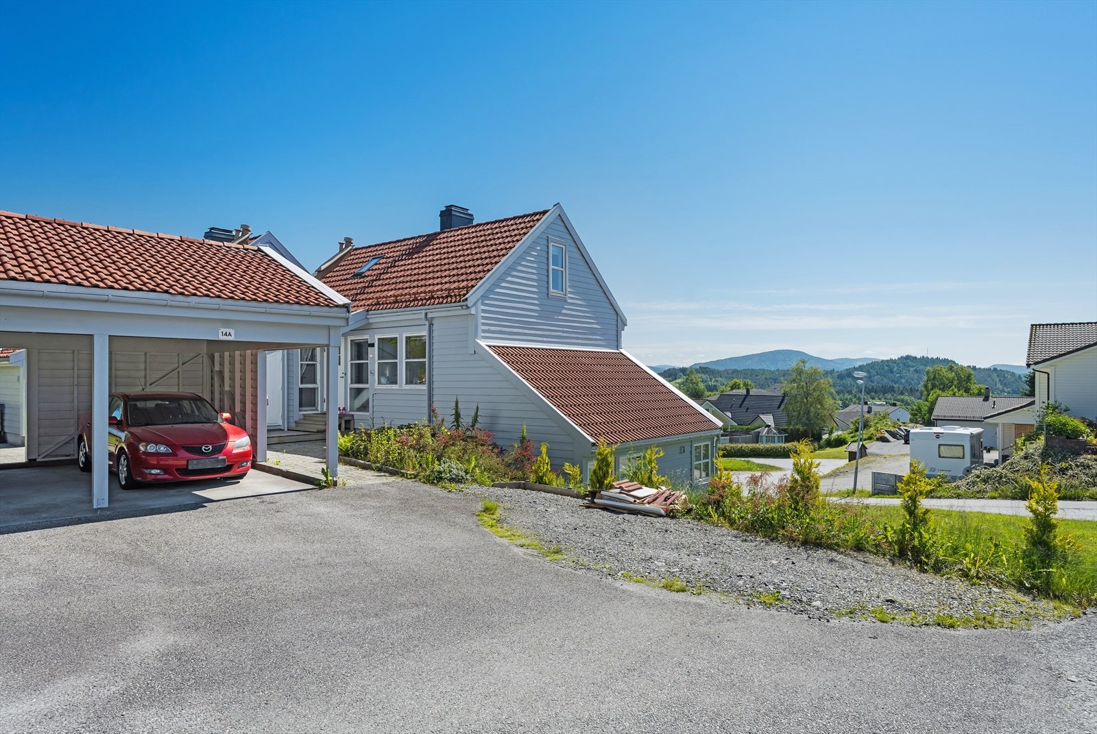Enkel adkomst fra carport til boligen Galleribilde