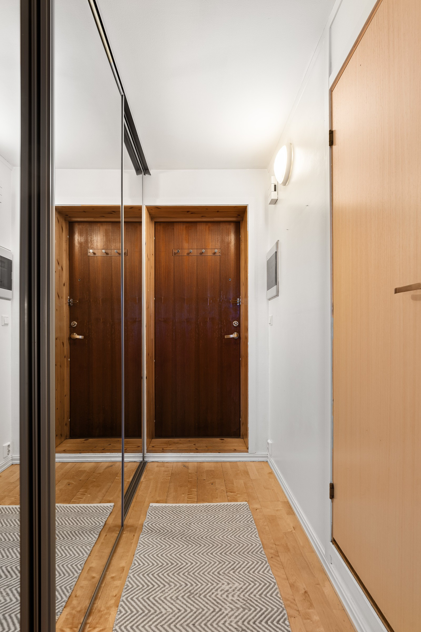 Velkommen inn til ditt nye hjem! I gangen er det en stor skyvedørsgarderobe med god lagringsplass - ypperlig for en studioleilighet!