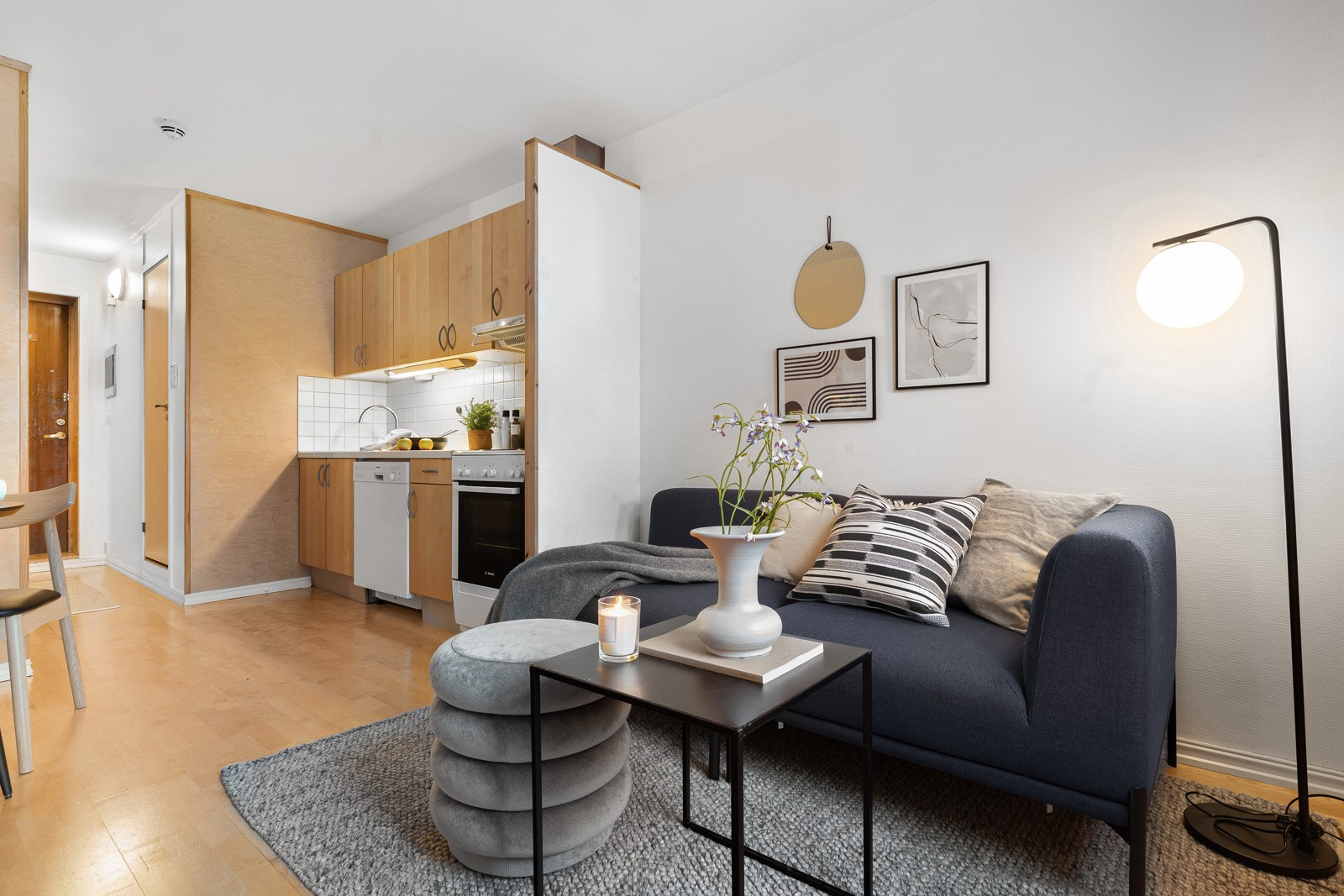 Her er det god plass til å sette inn en sovesofa - som man enkelt slår sammen når du får besøk!