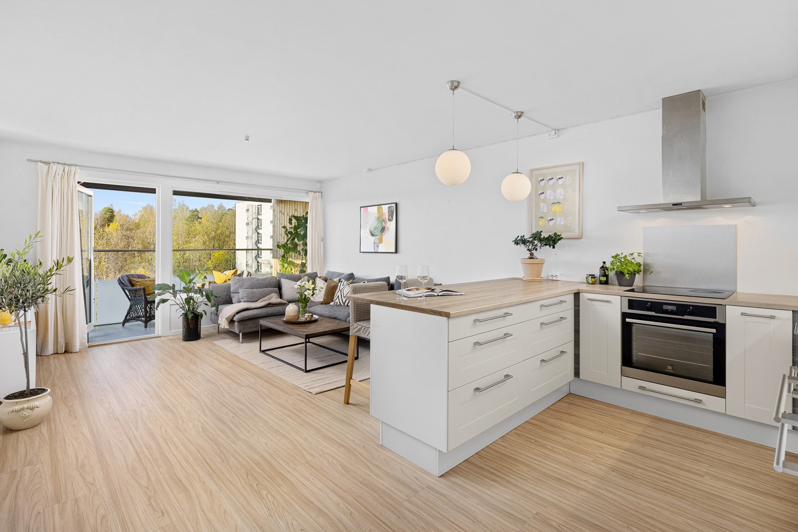 Erik Ahlsrød V/Privatmegleren Soria Moria har gleden av å presentere Hovseterveien 84D. Toppleilighet med utsikt og solrik balkong. Galleribilde