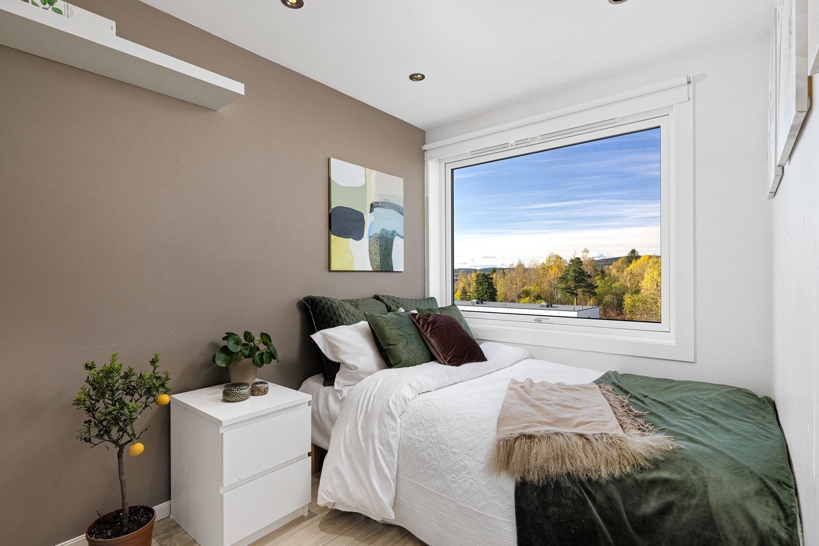 Soverom, med god plass til dobbeltseng, nattbord og annet møblement. Herlig walk-in-closet med åpen garderobeinnredning. Galleribilde