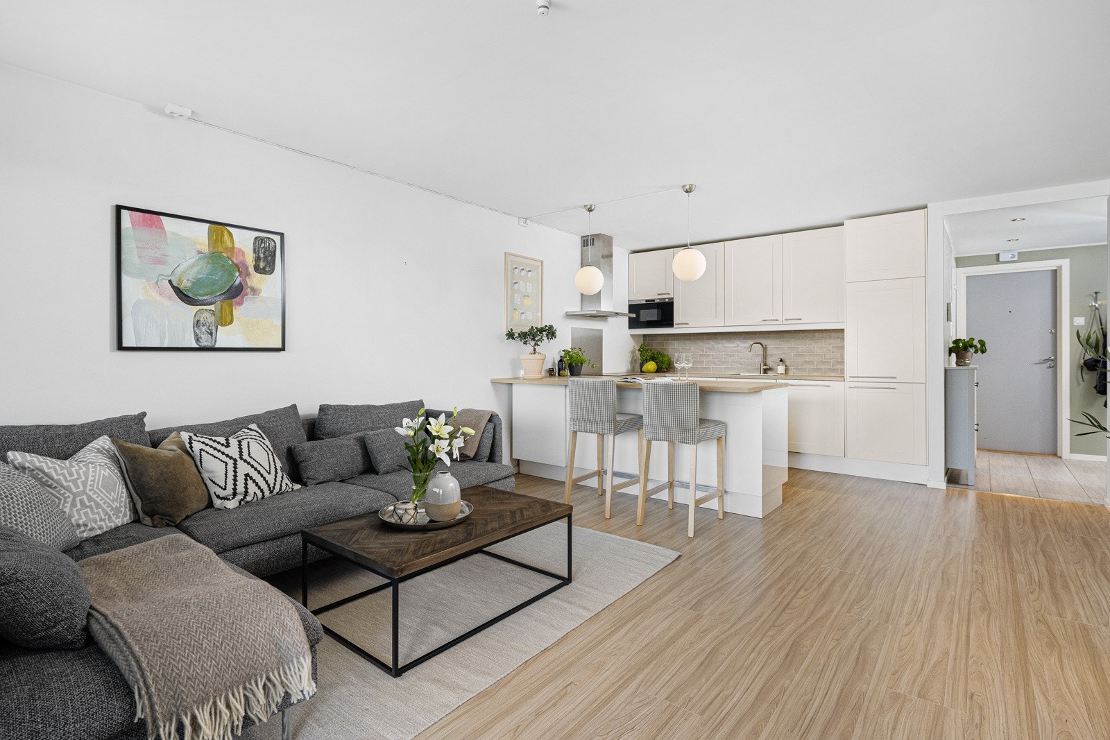 Romslig stue, med delvis åpen kjøkkenløsning fra IKEA. Galleribilde