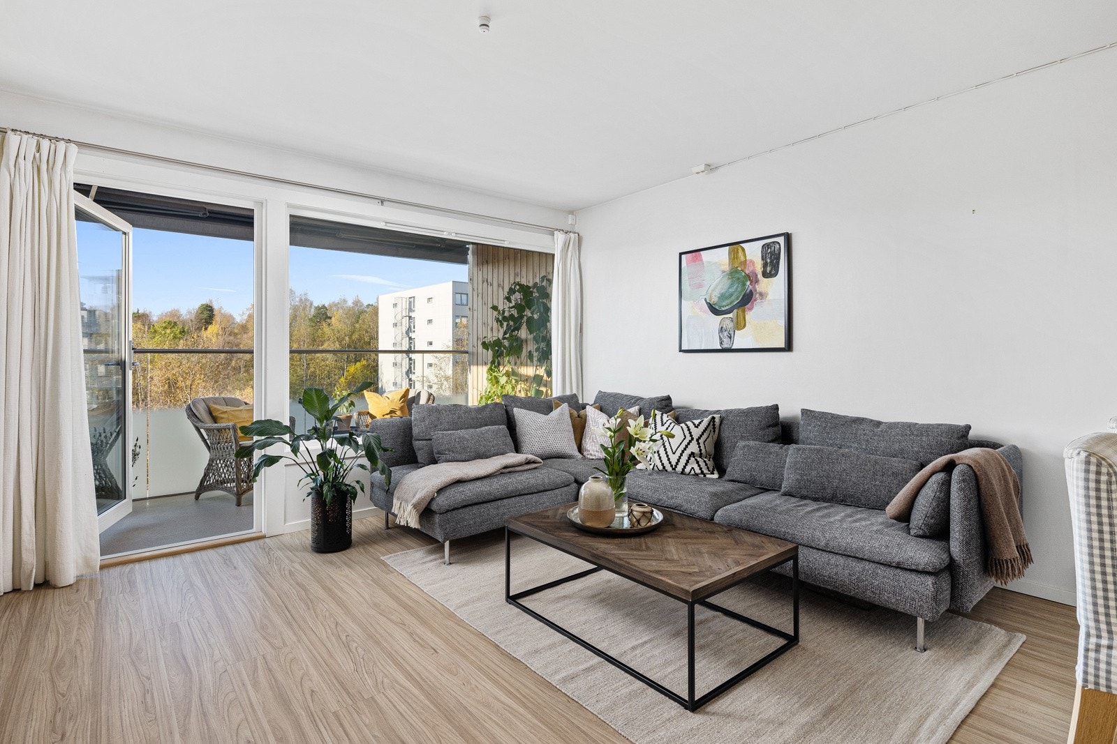 Romslig og luftig stue, med god plass til en fin sofagruppe, direkte utgang til balkong på ca. 7,5m². Galleribilde